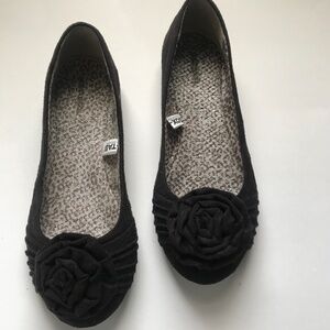 Black Flats with Bow Embellishment. Girls. Size 6 1/2